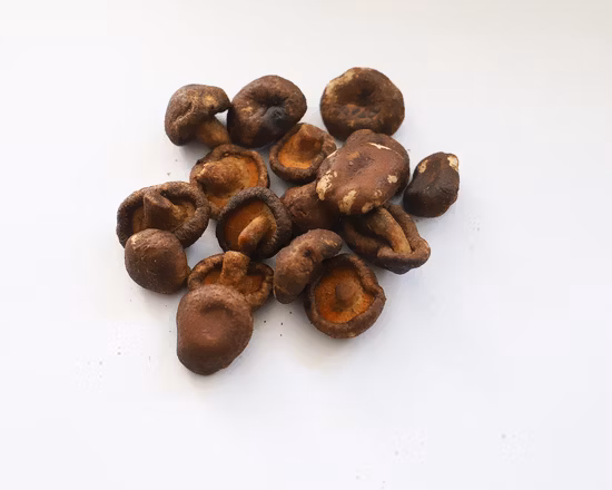 Microplaquetas fritadas do cogumelo de Shiitake do vácuo do petisco vegetal secado baixa temperatura